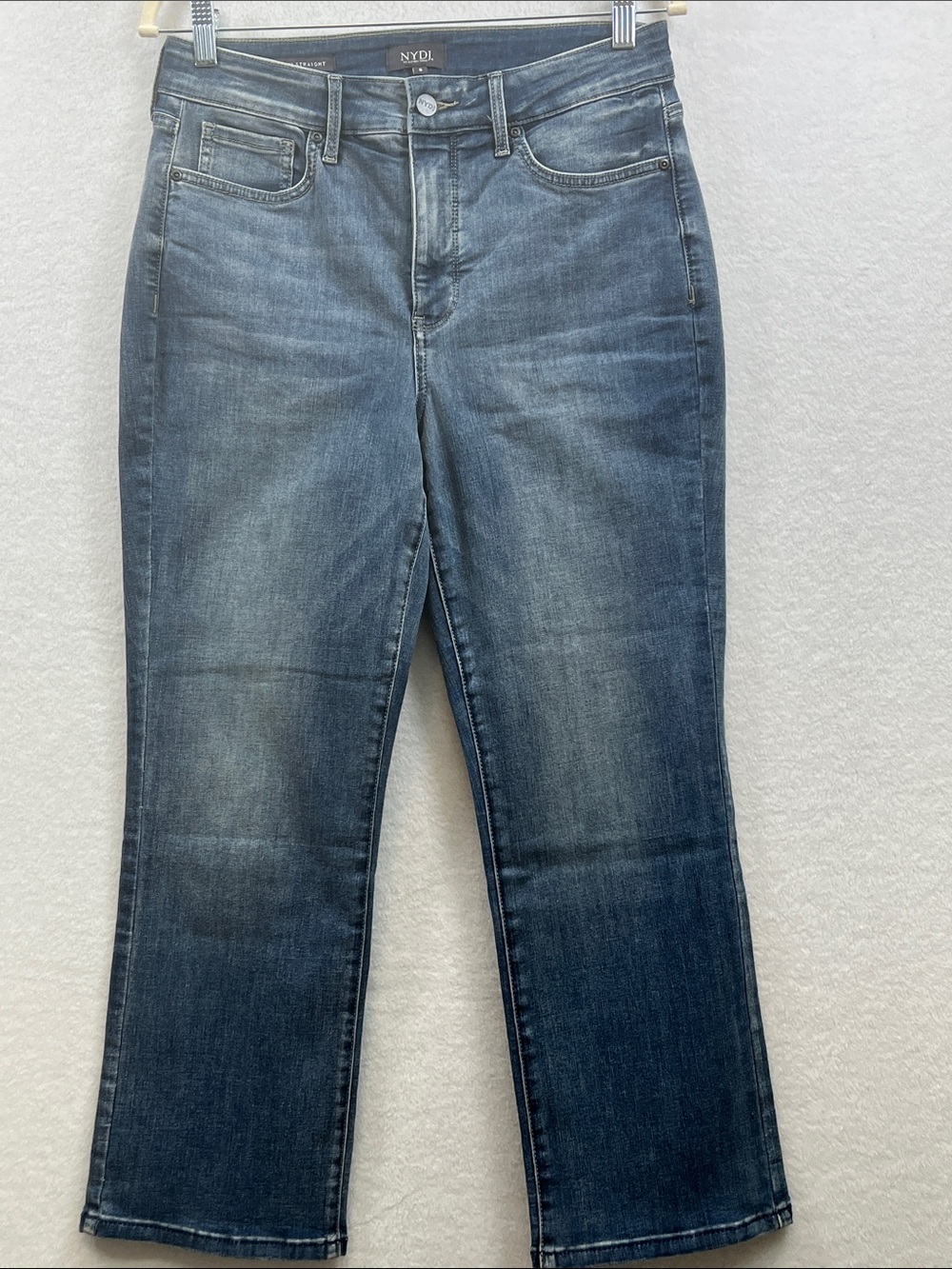 NYDJ Straight Leg Women’s Jeans in Medium-Med Blue Wash Sz 8 Excellent Condition
